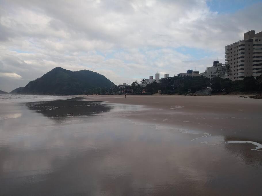 Apto Praia Do Tombo Гуаружа Екстериор снимка
