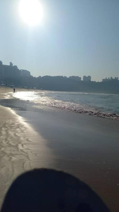 Apto Praia Do Tombo Гуаружа Екстериор снимка