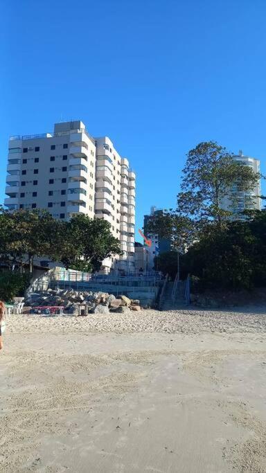 Apto Praia Do Tombo Гуаружа Екстериор снимка