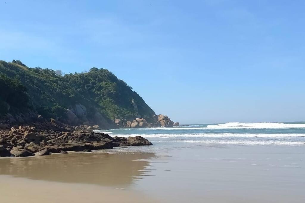 Apto Praia Do Tombo Гуаружа Екстериор снимка