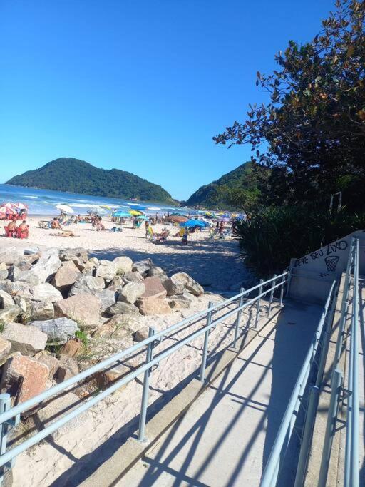 Apto Praia Do Tombo Гуаружа Екстериор снимка