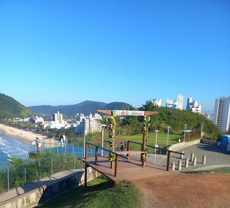 Apto Praia Do Tombo Гуаружа Екстериор снимка